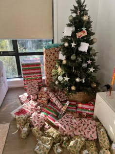 Christmas Aesthetic Presents, Clean Christmas Aesthetic, Christmas Morning Presents, Christmas Morning Aesthetic, Tree With Presents, Christmas Tree With Presents, Morning Aesthetic, Cozy Christmas Decor