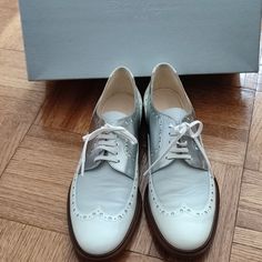 Never Worn. From The Iconic, French Shoemaker, Robert Clergerie; A Glossy, Colorblocked Metallic & White Leather Oxford With Wingtip & Punctured Eyelet Detailing. - Tapered Round Toe - Leather Upper, Insole & Lining - Wooden Sole & 1" Stacked Heel Color: Silver & White. 100% Leather. Made In France Https://Lagarconne.Com/Products/Frcjoess14-Robert-Clergerie-Joella-Two-Tone-Wingtip-Oxford Elegant White Low-top Leather Shoes, Elegant Patent Leather Low-top Lace-up Shoes, Elegant Low-top Patent Leather Lace-up Shoes, Elegant White Low-top Oxfords, Elegant Low-top Oxfords With Laces, Elegant White Patent Leather Oxfords, Elegant Low-top Laced Oxfords, Elegant White Lace-up Shoes For Derby, Metallic Brogues