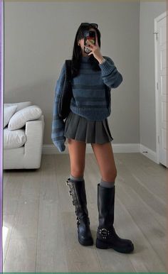 Chic Colourful Outfits, Colourful Winter Outfits, Mini Skirt Fall Outfit, Outfit Mirror Selfie, Uk Fits, High Socks Outfits, Skirt Outfits Fall, Estilo Indie, Skandinavian Fashion