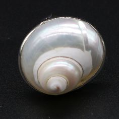 Wir präsentieren den exquisiten Muschelring

 Entdecken Sie die Schönheit des Meeres mit unserem Muschelring, einem exquisiten nautischen Schmuckstück, das die Essenz des Ozeans einfängt. Dieser atemberaubende Ring ist perfekt für leidenschaftliche Meeresliebhaber, die ihre Liebe zur maritimen Welt durch Mode zum Ausdruck bringen möchten. Mit seinem eleganten Design und den hochwertigen Materialien ist dieser Ring eine unverzichtbare Ergänzung für jede nautische Schmuckkollektion. Kombinieren Si Penguin Bracelet, Crab Earrings, Romantic Birthday, Fashion D, Nautical Jewelry, Shell Ring, Geometric Ring, Conch Shell, Finger Rings