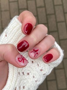 Red Design Short Nails, Bows On Nails Nailart, Bow Red Nails, Red Kawaii Nails, Star And Bow Nails, Nails With Ribbon Design, Red Nails Aesthetic Design, Bow And Star Nails, Christmas Bow Aesthetic