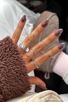 Looking for trendy fall nail ideas for 2024? Check out the latest fall nail design trends we love. From chic and simple designs to the best fall nail colors and art, and brown nail inspo, find all the inspiration you need for pretty nails this autumn. Burgundy Nail Designs, Fall Wedding Nails, Retro Nails, Fall Manicure, Fall Nail Trends, Sweater Nails, Smink Inspiration, Makijaż Smokey Eye, Burgundy Nails