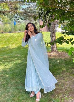 Poses For Pictures In Indian Wear, Desi Clothes Photo Ideas, Indian Simple Suits, Indian Aesthetic Wedding Outfits, Pictures In Traditional Wear, Pakistani Suits Poses, Pics In Traditional Dress, Traditional Suit Poses, Pose Traditional Dress