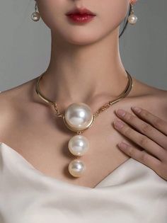 Pearl Necklace With Dress, Party Pearl Necklace, Pearl Necklace For Party, Glamorous Pearl Drop Necklace For Party, Mother Of Bride Jewelry, Modern Pearl Jewelry Necklace, Trend 2025, Modern Pearl Jewelry, Spring Jewelry Trends