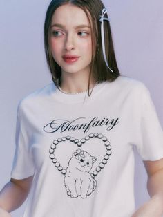 This is a casual and trendy top by MOONFAIRY that is made out of high quality and sturdy material. With distinctive mood of the design and comfortable wear, you can style it for your casual daily outfit.- Unique graphic artwork detail- Soft and sturdy cotton 100% fabric- Young and feminine mood Spring White T-shirt With Cat Design, White Graphic Tee With Cat Design, White Cat Design Tops For Streetwear, White Cat Design Top For Streetwear, White T-shirt With Cat Design For Streetwear, White Cat Design T-shirt For Streetwear, White Graphic Tee With Cat Print, White Relaxed Fit T-shirt With Cat Design, Trendy White T-shirt With Cat Print