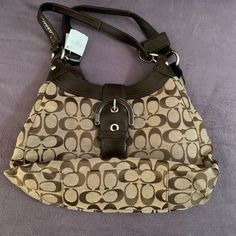 Coach Signature Fabric Hobo Bag In Beige And Mohogany. Middle Zipper And Snap Closure On Either Side. Coach Parker, Hobo Wallet, Coach Hobo Bag, Hippie Bags, Bags Coach, Vintage Leather Bag, Bags Logo, Leather Hobo Bag, Brown Bags