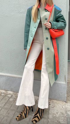 Colorful Coat Outfit, Trendy Colorful Knitted Cardigan, Fun Winter Streetwear Outerwear, Fun Professional Outfits, Green Street Style 2022, Trench Coat Runway 2022, Closet Ideas, Outfits Fashion