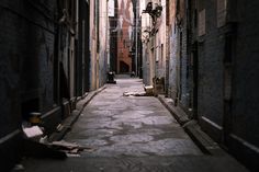 an alley way with no people in it