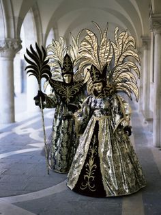 Carnival of Venice - Bing Images Diy Karneval, Venetian Costumes, Venice Carnivale, Venice Carnival Costumes, Costume Carnaval, Venice Mask, Venetian Carnival Masks, Day Of Dead, Italy Poster