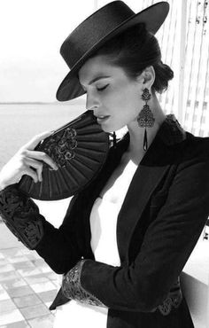 Chic Fashionista, Brand Icon, Black White Art, Simply Chic, Beautiful Hats, Spanish Style, Girl With Hat, Evening Wear, Hat Fashion