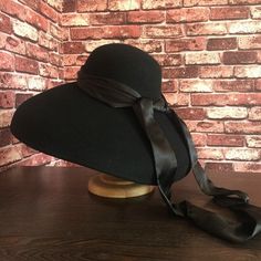 Formals For Men, Vintage Audrey Hepburn, Tight Long Sleeve Dress, Street Style Black, Wool Bucket Hat, Beret Fashion, Casual Weekend Style, Trendy Heels, Audrey Hepburn Style