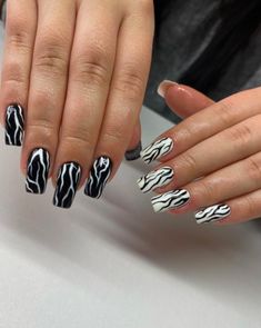 Nail Color Ideas Spring, Nail Inspiration White, Acrylic Nail Spring, Black And White Nail Ideas, Black And White Manicure, Lightning Designs, Spring Nail 2023, Nail Inspo Almond, Nail Polish Black