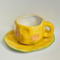 44343558668518 Ceramic Cute, Cute Tea Cups, Flowers Ceramic, Painted Coffee Mugs, Yellow Cups, Flower Cup, Breakfast Cups, Cute Mug, Coffee Mug Sets