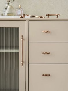 Rose Gold Cabinet Handles Rose Gold Wardrobe, Rose Gold Cabinet, Rose Gold Handles, Copper Cabinet Pulls, Handles For Cabinets, Taupe Kitchen, Gold Cabinet Pulls, Rose Gold Handle, Kitchen Handle