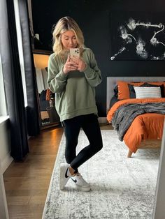 Comfy Legging Outfits Spring, Casual Workout Outfits Winter, Comfy Cute Mom Outfits, Running Errands Outfit Winter Casual, Casual Comfy Spring Outfits, Aerie Sweater Outfit, Comfy Mom Style, Salon Day Outfit, Stitch Fix Winter 2023