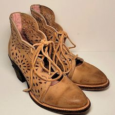 Gently Used Women's Womens Miss Macie Waitin' On Friday Booties Ankle Boots Laser Cut Lace-Up Stacked Heel Chunky Heel Closed Toe Scalloped Edge Leather Tan Light Brown Boho Bohemian Western Cushioned Insole Arch Support Leather Sole Casual Manufacturer Distressing Classic Minimalist Everyday Wear Feminine Cowgirl Coastal Cowgirl Feminine Size 7.5 M *See Pictures For Wear, Manufacture Distressing, And Discolored Area To Shoe Lace* Vintage Ankle Heeled Boots For Spring, Spring Ankle Boots With Laces, Lace-up Boots With Stacked Heel And Medium Width, Medium Width Lace-up Boots With Stacked Heel, Spring Lace-up Heeled Boots Medium Width, Leather Round Toe Heels With Laces, Leather Heels With Laces And Round Toe, Leather Boots With Laces And Pointed Toe, Spring Ankle Heeled Boots With Leather Sole