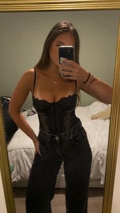 Outfit Corset Noir, Concert Outfit Black Jeans, Corset With Jeans Outfits, Concert Outfit Simple, Urban Outfitters Corset Outfit, Black Bustier Outfit, Black Corset Outfit Ideas, Beson Boone, Outfit Dunk