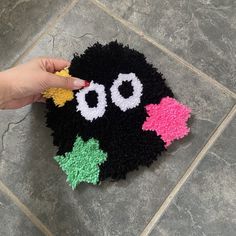 someone is crocheting an odd looking object on the floor with their fingers and thumbnails