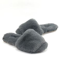 Cozy Soft Texture Slip-on Slippers, Fluffy Slip-on Slippers For Indoor Use, Fluffy Slip-on Indoor Slippers, Comfortable Gray Winter Slippers, Cozy Slip-on Slippers With Soft Texture, Comfy Gray Indoor Slippers, Comfy Gray Slippers For Indoor Use, Soft Texture Slip-on Winter Slippers, Comfortable Open Toe Slippers With Faux Fur Lining