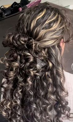 Blended Highlights Curly Hair, Hair Dye For Curly Hair Ideas, Good Hair Colors For Curly Hair, Curly Hair Color Ideas Brown, Highlights On Frizzy Hair, Hair Dye Ideas For Brunettes Curly, Cool Dyed Curly Hair, Dark Brown Hair With Blonde Highlights Curly, Streaks On Curly Hair