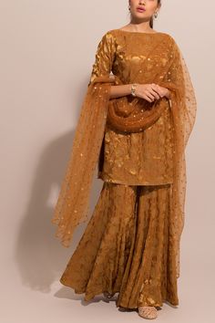 Orang India, Sharara Designs, Combination Dresses, Gaun Fashion, Pakistani Dresses Casual, Pakistani Fashion Party Wear, Salwar Kamiz, Pakistani Bridal Dresses, Simple Pakistani Dresses