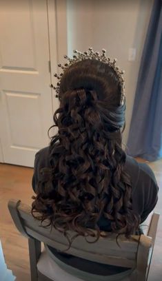 Half Up Half Down Quince Hair, Quince Hair Ideas, Xv Makeup, Quinceañera Hair, Quince Makeup, Sophisticated Updo, Quince Hair, Crown Quince, Hair Quince