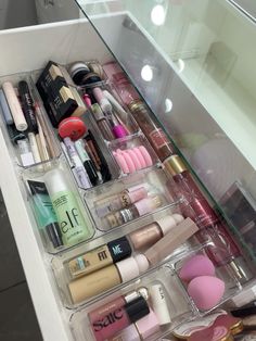 💋💄✨ Vanity Ideas Drawers, Vanity Draw Organization, Organized Vanity Drawers, Vanity Organization Aesthetic, Organizing Ideas Makeup, Vanity Drawer Organization Ideas, Vanity Ideas Aesthetic, Kitchen Utensils Aesthetic, Makeup Organization Drawer