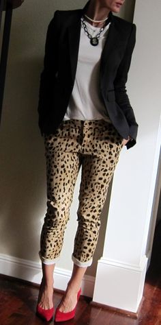 Animal Print Fashion, Looks Street Style, Print Pants, Work Attire, Black Blazer, Looks Style, Mode Inspiration, Red Shoes, Printed Pants