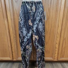 Drawstring Pants In Mossy Oak Camo, Size Xl 100% Polyester, Light Stretchy Material, Pajama/Loungewear Measurements: Waist 35″, Inseam 28″ Mossy Oak Camo, Mossy Oak, Drawstring Pants, Stretchy Material, Women's Intimates, Camo, Black And Brown, Pajamas, Lounge Wear