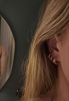 #earrings #outfits #jewelry #astethic #piercing #hairstyles #gold #fashion Ear Piercings Triangle, 3 Earings Piercings Ideas Gold, Two Earings Piercings Ideas, 3rd Piercing Ears, Piercings Ear Aesthetic, Golden Earrings Aesthetic, Aesthetic Piercings