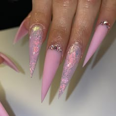 Girly Stilleto Nails, Pink Stelito Nails, January Stiletto Nails, Pink Stilleto Nail Designs, Unique Almond Acrylic Nails, Cute Nude Nails With Design, Pink And White Stiletto Nails, Princess Nails Acrylic, Light Pink Stiletto Nails