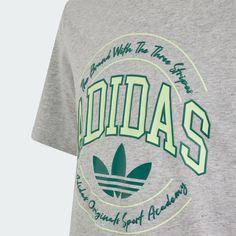 T-SHIRT VRCT DA BAMBINO T-SHIRT CASUAL IN PURO COTONE CHE CELEBRA LA TUA PASSIONE PER ADIDAS. Mostra la tua passione per adidas con questa T-shirt junior. Ispirata a uno stile college old-school, presenta un'audace grafica che sottolinea la tua connessione al brand 3-Stripes. Abbinala a un paio di pantaloni casual o di jeans per un look nostalgico. In ogni caso, la struttura in cotone e la vestibilità regolare la rendono perfetta da indossare tutti i giorni. Vestibilità regolare Girocollo a cost Green Athleisure Tops With Three Stripes Branding, Sporty Athletic Heather T-shirt With Text Print, Adidas Logo Sportswear Top Short Sleeve, Adidas Logo Short Sleeve Sportswear Top, Casual Green Adidas Logo T-shirt, Green Athleisure T-shirt With Logo Print, Green Logo Print Athleisure T-shirt, Green Letter Print T-shirt For Sportswear, Green Letter Print Sportswear T-shirt