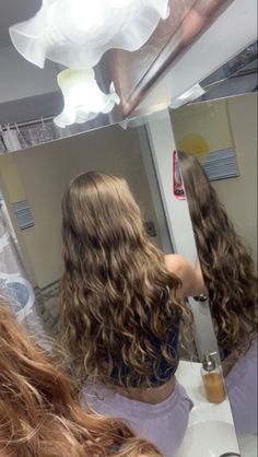 Hair Down To Waist, Natural Loose Wavy Hair, Healthy Hair Wavy, Long Light Brown Wavy Hair, Natural Wavy Hair Aesthetic, Wavy Hair Down, 2a 2b Wavy Hair Routine, Brown Wavy Hair Aesthetic, Hair Inspiration Wavy