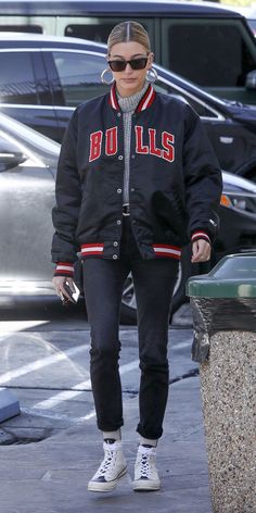 Chicago Bulls Ropa, Hailey Baldwin Street Style, Varsity Jacket Outfit, Bucket Hat Outfit, Italian Summer Outfits, Chunky Turtleneck, Jacket Outfit Women, Rolled Up Jeans, Jean Jacket Outfits