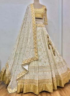 Bridal Photographs, Indian Dress, Indian Clothes, Indian Wedding Outfits, Couture Week, Lehenga Designs