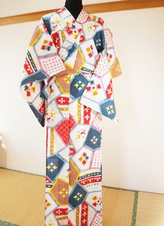 "☆ Japanese antique kimono - Meisen White with Floral Geometric Pattern ☆ A lovely and unique meisen silk kimono with a floral/geometric pattern that kind of looks like a quilt! A meisen kimono gets its typical \"blurred\" design by dyeing the loose silk threads and then weaving them on the loom chair! Check the relevant stories how to craft Meisen kimono: 1) http://www.salz-tokyo.com/tag/arakei-orimono/ 2) http://www.salz-tokyo.com/chichibu-meisen-museum-nassen-dyeing/ This one is in good condi Vintage Multicolor Patchwork Kimono, Traditional Multicolor Printed Kimono, White Long Vintage Kimono, Long White Vintage Kimono, Traditional White Printed Kimono, Natural Insect Repellant, White Candy, Japanese Antiques, Silk Kimono