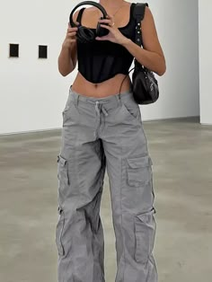 Elevate your streetwear fashion with these trendy Y2K-inspired grey cargo pants! Perfect for anyone looking to blend vintage Y2K vibes with modern streetstyle, these cargos are a versatile addition to your wardrobe. Featuring multiple utility pockets and a relaxed fit, they offer both style and functionality. Pair them with crop tops, oversized tees, or hoodies for a chic, effortless look. Don't forget your chunky sneakers to complete the outfit. Stay ahead in the fashion game with these stylish grey cargo pants! ✨👖 #streetstyle #fashion #trendy #y2k #cargos Grey Cargo Pants Outfit, Baggy Cargo Pants Outfit, Y2k Cargos, Aesthetic Mirror Selfie, Mirror Selfie Aesthetic, Straight Wide Leg Pants, Cargo Pants For Women, Y2k Cargo Pants, High Waisted Cargo Pants