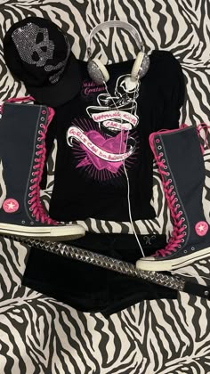 2000s Headphones, Emo Belts, Knee Converse, Outfit Black And Pink, Studded Belt Outfit, Scene Belt, Emo Shoes, Emo Scene Outfits, Black Scene