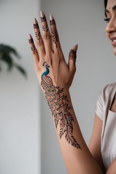 Mehndi Traditional Design, Detailed Mehendi Designs, Peacock Mehndi Designs For Hands, Cute Simple Henna Tattoos, Peacock Hand Tattoo, Peacock Feathers Mehndi Designs, Back Hand Peacock Mehndi Designs, Peacock Bridal Mehndi Designs