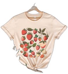 Making Graphic Tees, Strawberry Fashion, Strawberry Tops, Strawberry Clothes, Strawberry Tshirt, Strawberry Clothing, Strawberry Graphic, Shirt Outfit Ideas, Quilt Size Chart