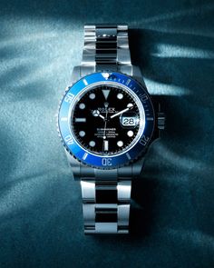 An emblematic feature, the Submariner Date’s rotatable bezel with a 60-minute graduated Cerachrom insert allows divers to monitor their progress underwater. Its knurled edges, meanwhile, offer excellent grip when setting the dive time – even wearing gloves. Rolex Submariner No Date, Diving Suit, Submariner Date, Divers Watch, Gold Alloys, Dream Lifestyle, Oyster Perpetual, Rolex Submariner, Brand Guidelines