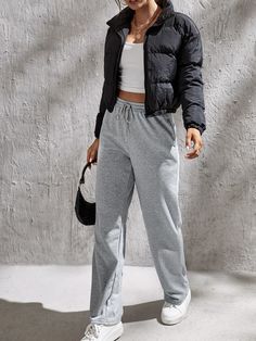 Grey Tracksuit Pants Outfit, Gray Sweatpants Women, Gray Jogger Outfits Women, Charcoal Joggers Outfit, Grey Sweatpants Women Outfit, Grey Joggers Outfit Women Street Styles, Grey Straight Leg Sweatpants Outfit, Jogger Gris Outfit, Jogging Bottoms Outfit