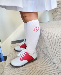 What's cuter than knee socks on your little one? Monogrammed knee socks, of course!! Grab these white socks with a monogram in every color. - These Jefferies brand socks are the highest quality - Seamless toe for no bulk, comfortable for the most sensitive little feet - Ribbed top keeps socks up all day - The font shown in the first example photo is Twist; the thread color is Red THREAD COLOR: To see thread color options please visit https://missmonogramkids.com/pages/thread-colors FONT: The fon Baby Knee Socks, White Knee Socks, Monogram Kids, Monogram Bow, Applique Monogram, Sock Outfits, Toddler Socks, Girls Socks