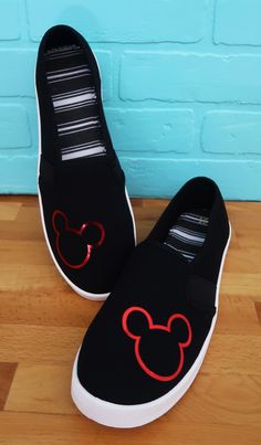 Vinyl On Shoes, Cricut Shoes, Disney Diys, Diy Mickey Mouse, Cricut Corner, Mickey Shoes, Disney Cricut, Mickey Mouse Shoes, Cricut Disney