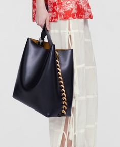 Women Black Frayme Tote Bag | Stella McCartney US Stella Mccartney Frayme, Stone Chocolate, Vegan Style, Timeless Brand, Vegan Alternatives, Vegan Fashion, Louis Vuitton Shoulder Bag, Black Tote, Metal Hooks