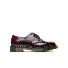 Já sabes como vais usar os sapatos Dr. Martens Vegan 1461 Oxford Rub Off? O modelo 1461 surgiu em 1961 e foi o segundo estilo a ser produzido pela marca. Estes sapatos Vegan mantêm características originais do modelo 1461, sendo totalmente livres de processos e materias de origem animal. O Oxford Rub Off é um material sintético vegano brilhante com uma sensação premium e acabamento em dois tons.      Construção  Os sapatos 1461 são construídas com o sistem Dr Martens Burgundy, Dr Martens Bordeaux, Dark Red Doc Martens, Dr. Martens 1461, Burgundy Lace-up Oxfords With Leather Sole, Dr. Martens, Oxford, Sneakers