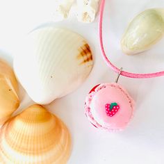 Ce joli collier de fraise parfumée Français Macaron est une version miniature de bijoux du dessert classique Français macaron. Le pendentif macaron fait main est en argile eco-polymère. Le cordon de collier a une longueur de 45cm/18 pouces et une chaîne d'extension de 5cm/2 pouces permettant le réglage de longueur du collier. Le pendentif macaron est de 1cm / 1/2 pouces. Il a un délicieux extrait aromatique naturel de fraise. Idéal pour une utilisation quotidienne et fait un cadeau unique parfait! Gift Registry, Macarons, Pendant Necklaces, Jewelry Necklace Pendant, Birthday Gifts, Accessory Gift, Jewelry Necklaces, Gift Card, Electronic Accessories