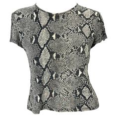 Presenting a grey snakeskin print Gucci t-shirt, designed by Tom Ford. From the Spring/Summer 2000 collection, the season's runway was covered in the identical snakeskin print as this t-shirt. This entirely viscose shirt features a wide crew neckline and a slightly cropped hem. An instantly recognizable Tom Ford for Gucci print, this Y2K top is a must-have for any wardrobe or collection! Approximate measurements: Size - IT44 18.5" shoulder to hem 40" - 46" bust 34" - 42" waist 5" shoulder to cuf Tom Ford For Gucci, Gucci Print, Gucci By Tom Ford, Snake Logo, Black Silk Top, 00s Style, Gucci T Shirt, Ford Black, Gucci Brand