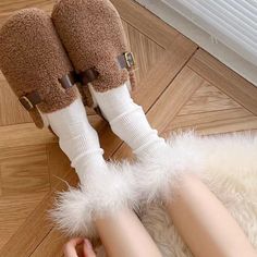 ¡Prepárate para abrigarte con estilo con nuestros calcetines deportivos!  El ribete de piel sintética añade un toque de elegancia a tu día a día. Perfecto para acurrucarse en casa o agregar ese toque especial a tu ambiente al aire libre. Chic Farmhouse, Shabby Chic Farmhouse, Square Blanket, Calf Socks, Granny Square Blanket, Fur Trim, Mulberry Silk, Bedding Shop, Bed Covers