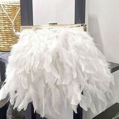 White Feather Wedding Clutch Black Handbag All Colors Evening Feather Clutch | eBay Bride Gift Bags, Style Vert, Pu Bag, Wedding Purse, Party Clutch, Party Purse, Luxury Women Fashion, Tassel Bag, Hand Holding